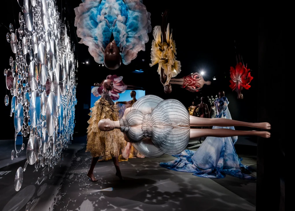 IrisvanHerpen_SculptingtheSenses_Kunsthal_MarcoDeSwart_HR-18-1020x730