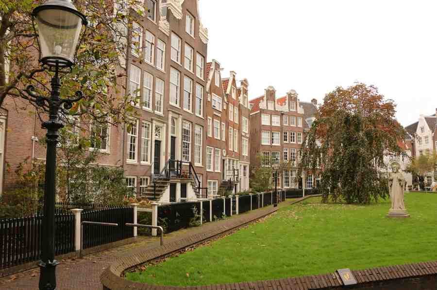 begijnhof-amsterdam-autumn (1)