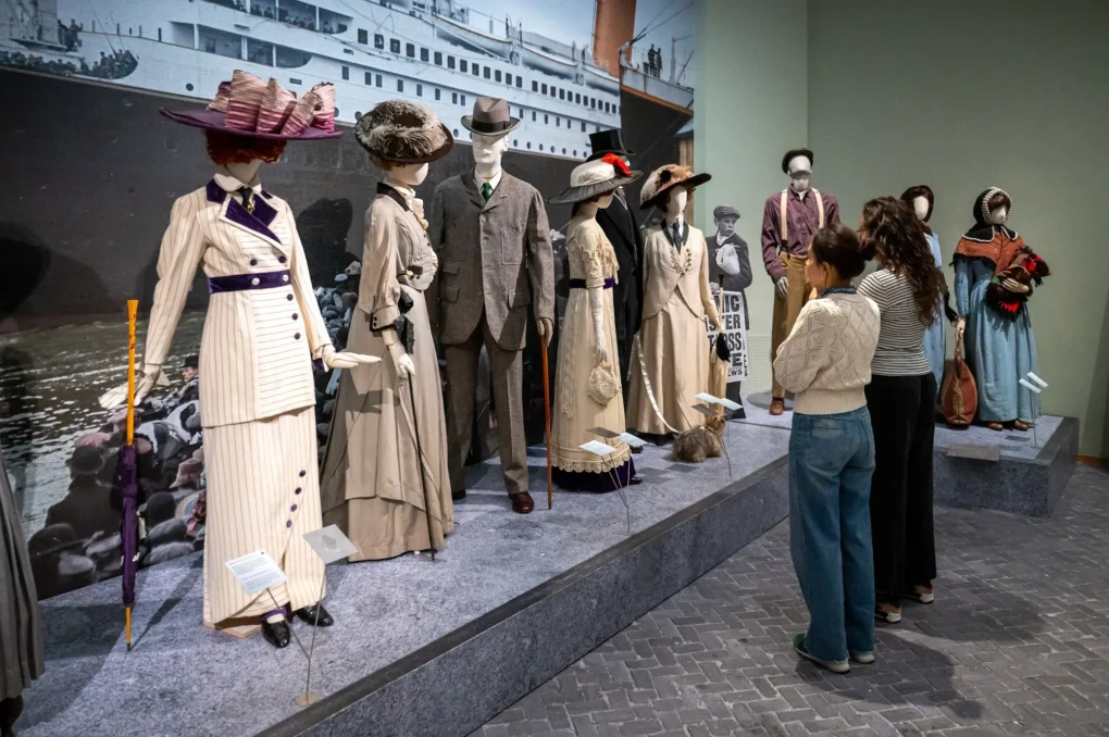 zaaloverzicht-Titanic-Fashion-The-Last-Dance-Kunstmuseum-Den-Haag-foto-Franck-Doho-13-1020x678